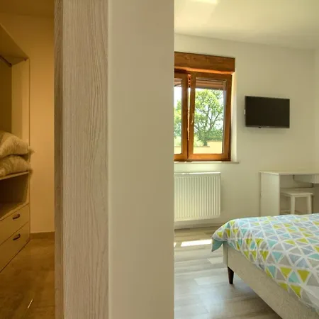 Mit Privatpool Fuer 8 Personen Ca 120 Qm In Sisan, Istrien Suedkueste Von Istrien Hébergement de vacances *