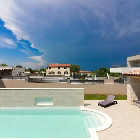 Mit Privatpool Fuer 8 Personen Ca 120 Qm In Sisan, Istrien Suedkueste Von Istrien Hébergement de vacances